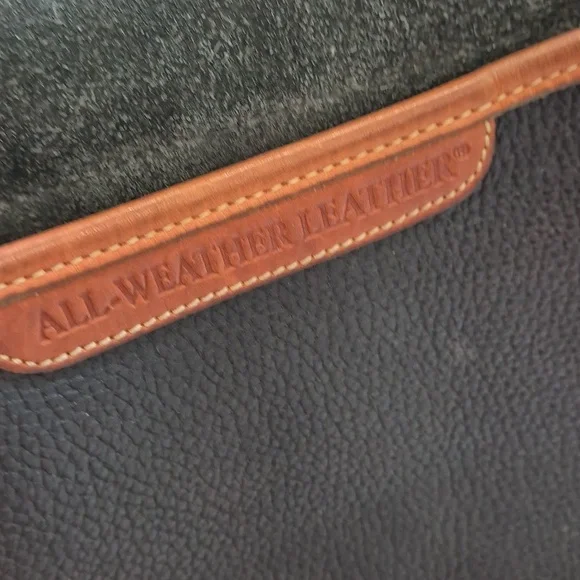 Vintage Classic Black and Tan Leather Shoulder Bag Crossbody Bag - Picture 12 of 17